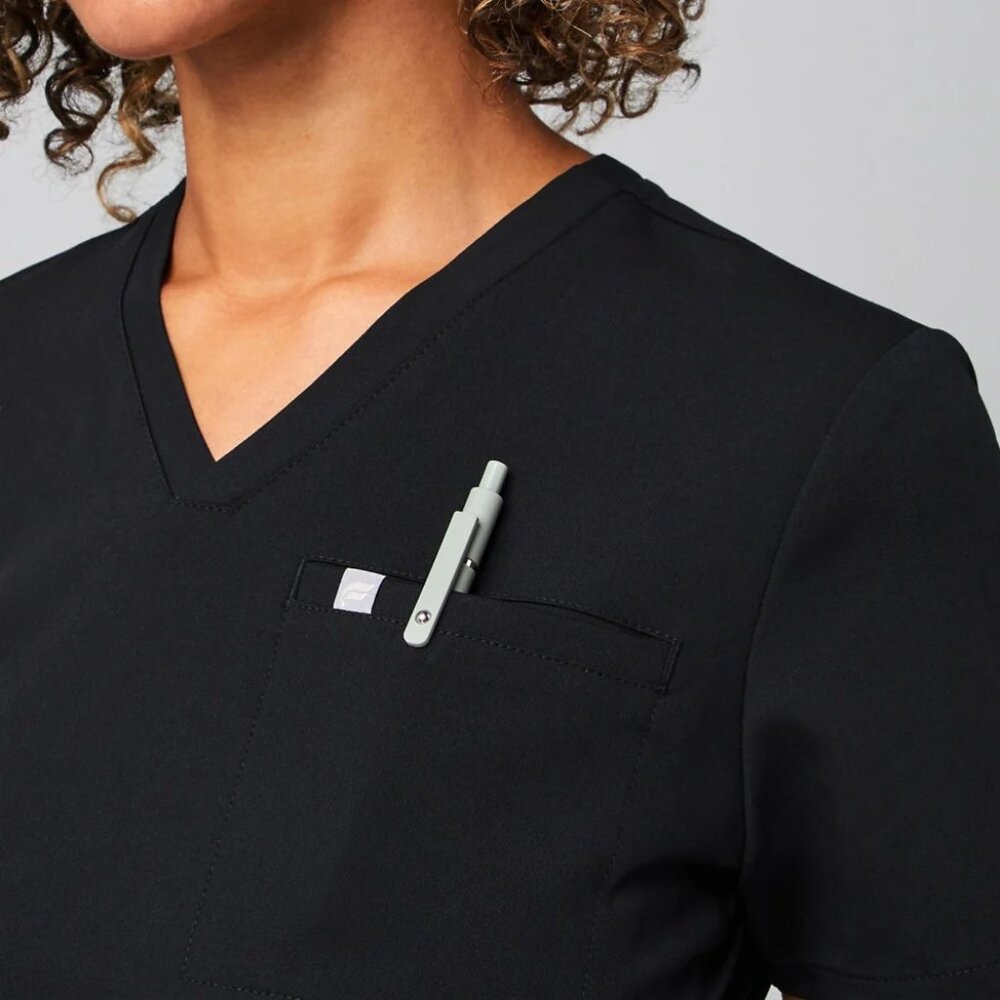 Fabletics Black Vital 1-Pocket Scrub Top (L)